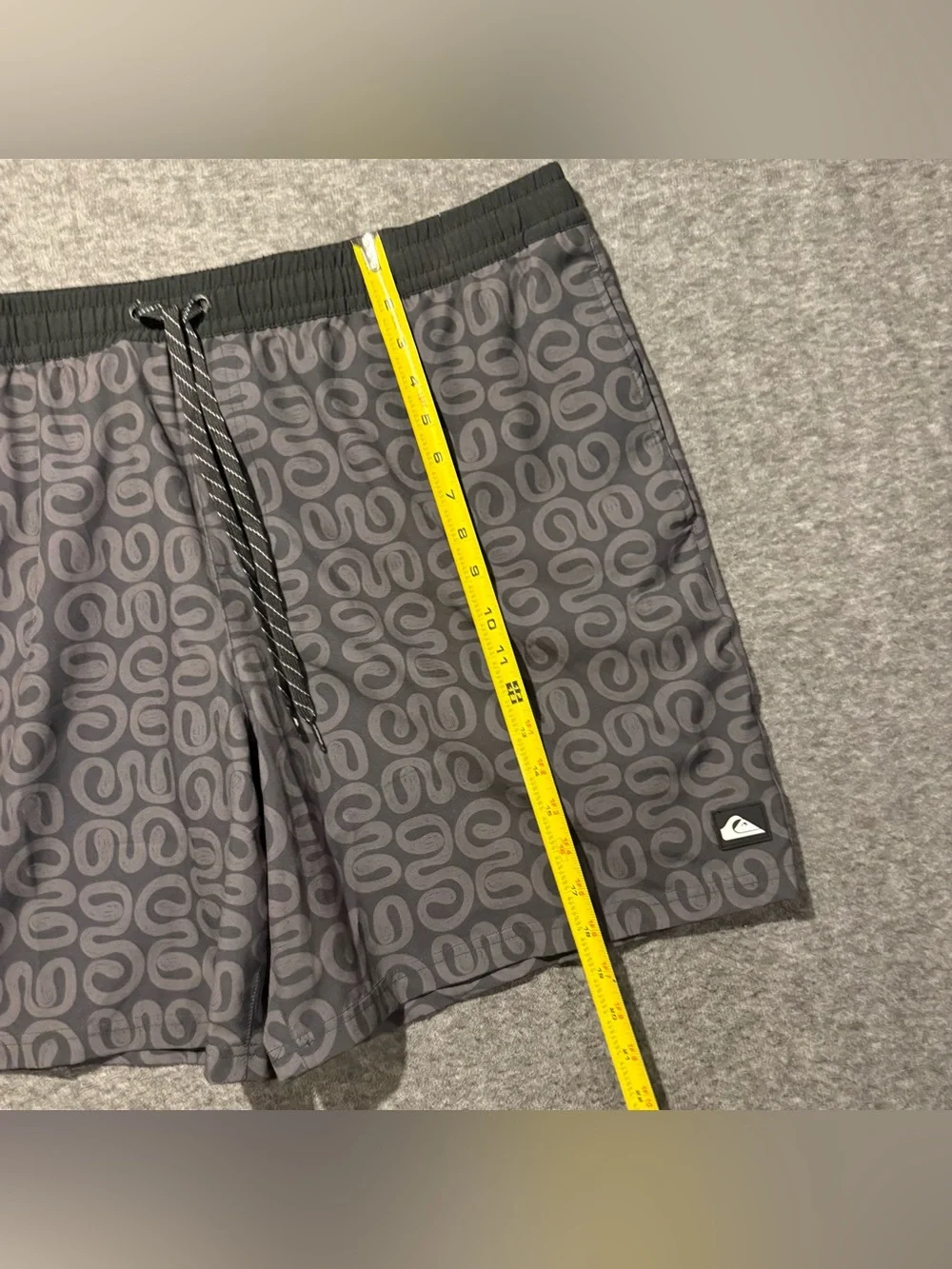 Quicksilver Swim Trunks Shorts Mens XXL Gray Black Patterned UPF 50 Quick Dry